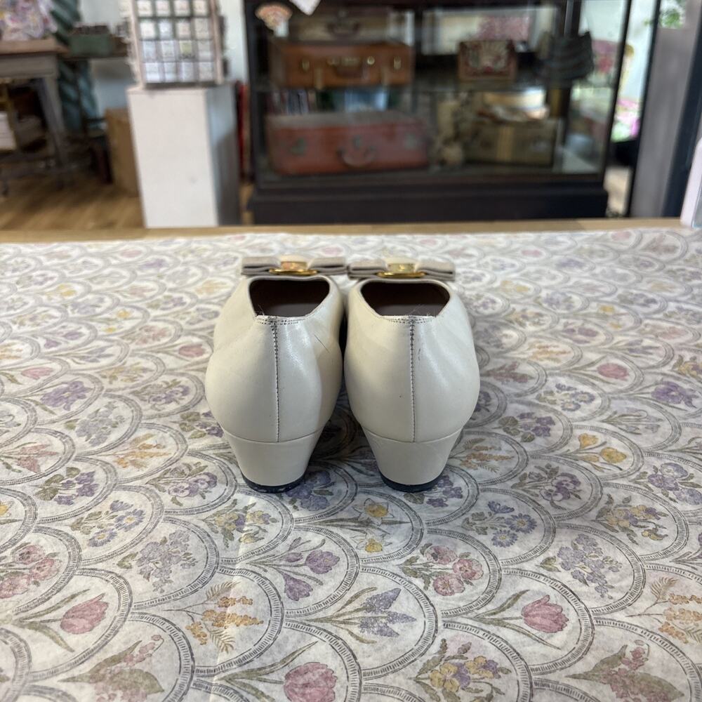 Authentic Salvatore Ferragamo Vara White Leather Bow Pumps Heel Shoes Size 8 1/2 - Picture 9 of 13